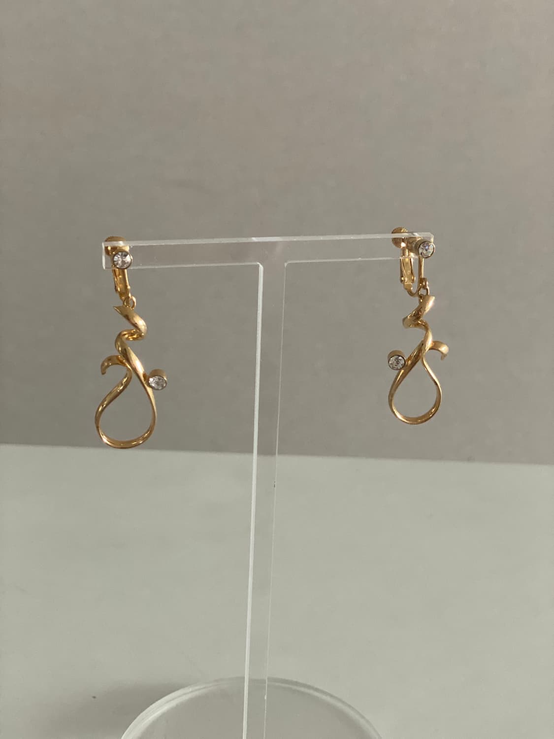 골드톤 웨이브 귀찌형 귀걸이 상품이미지2