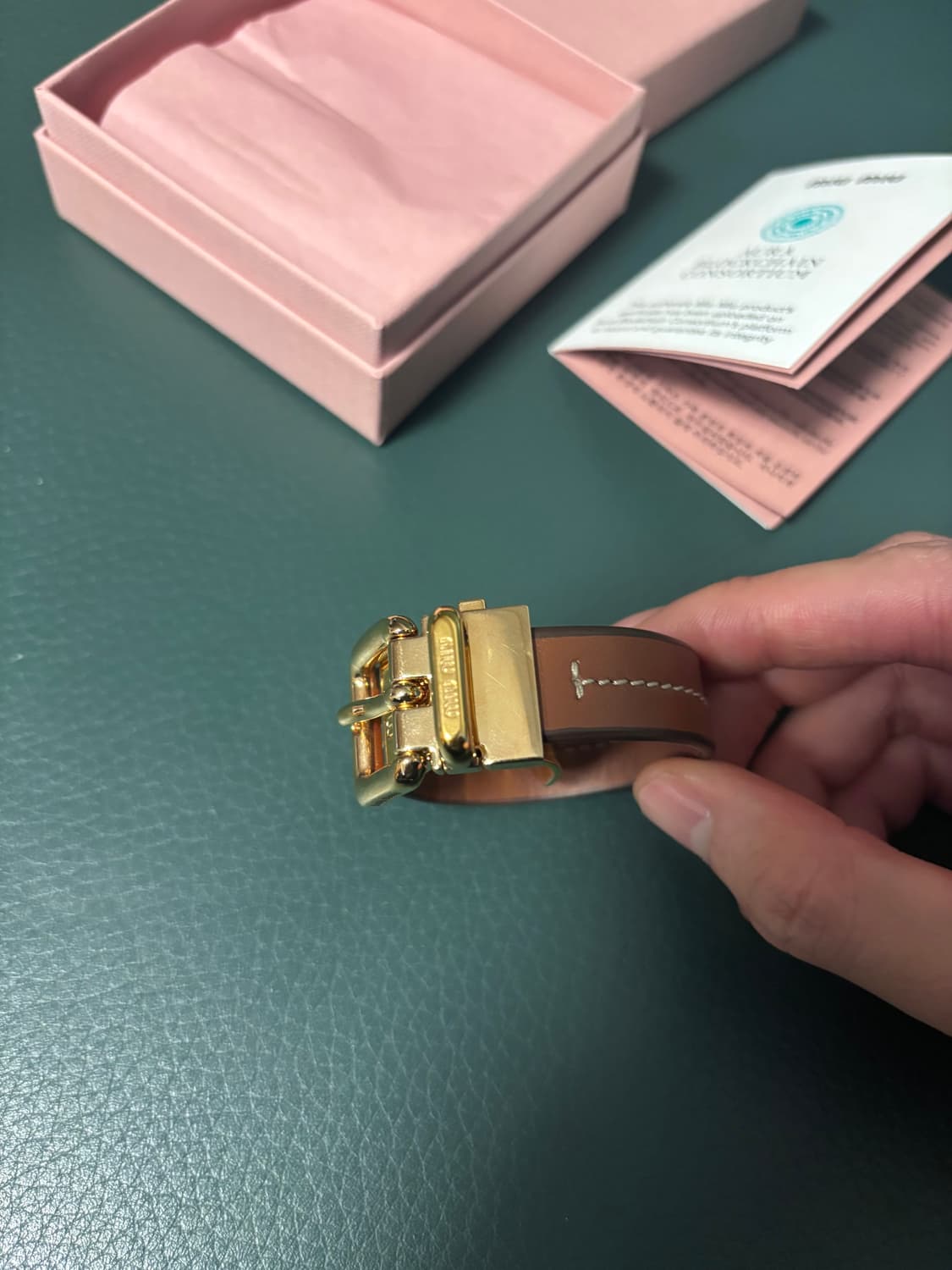 미우미우 메탈 버클 레더 팔찌 상품이미지3