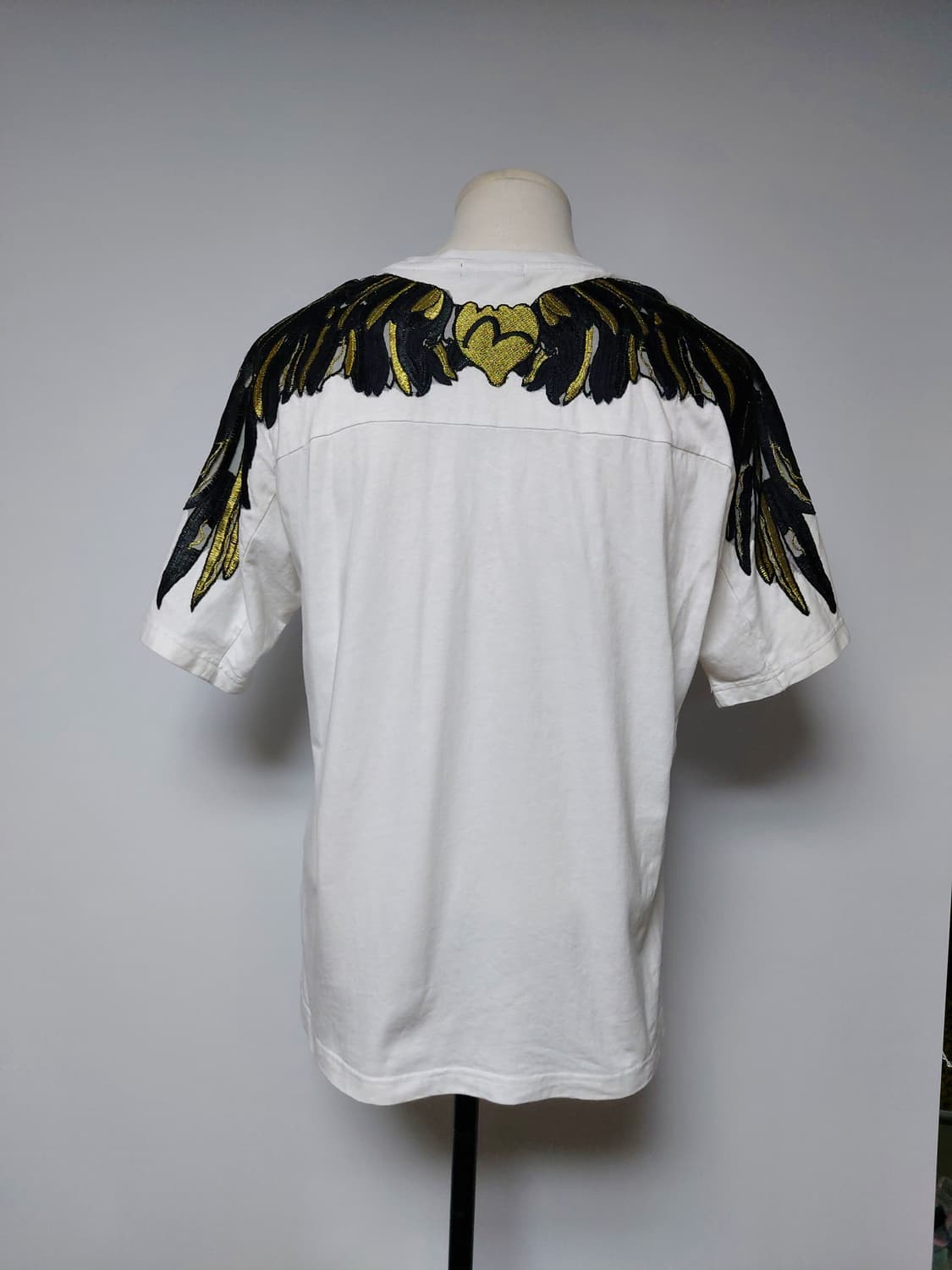 EVISU 화이트 뒷면 날개 자수 반팔티 (XL)

 상품이미지1