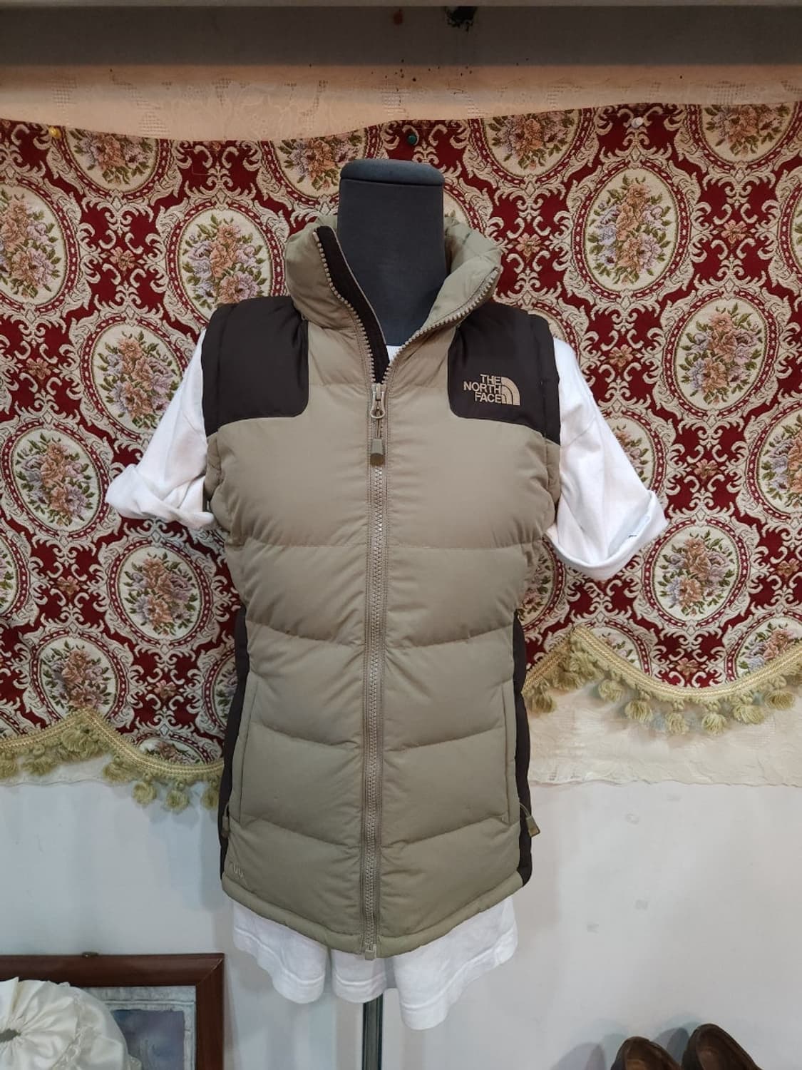 노스페이스 700  베이지 구스 패딩 조끼

 상품이미지1