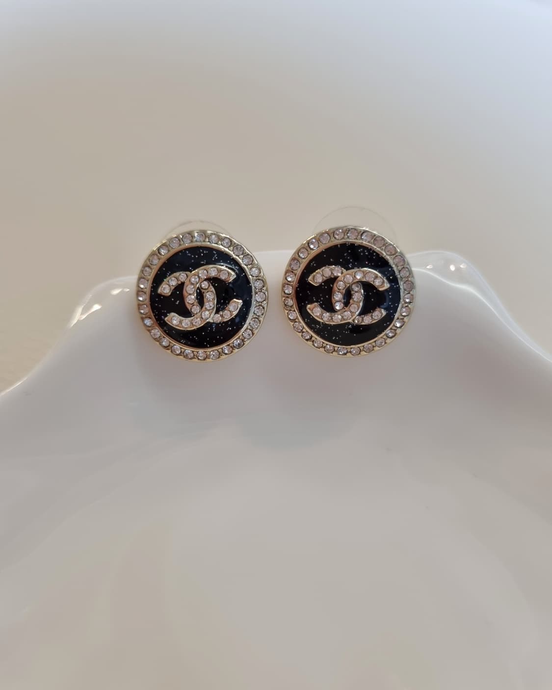 샤넬 블랙스톤 보석장식 CC 단추 귀걸이  업사이클링 상품이미지1