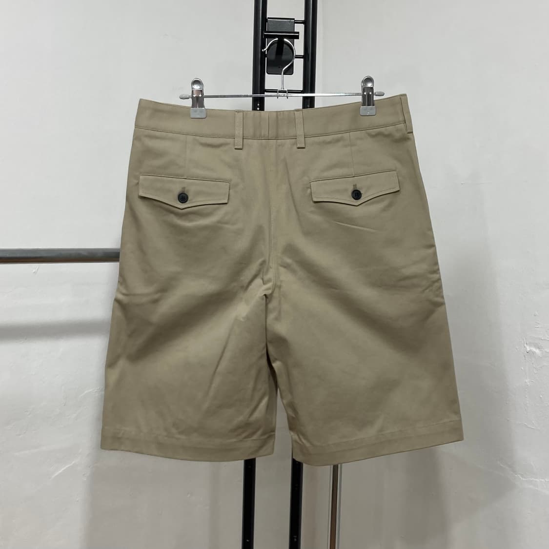 생로랑(Saint Laurent) 클래식 턱 디테일 미디 치노 반바지 상품이미지1