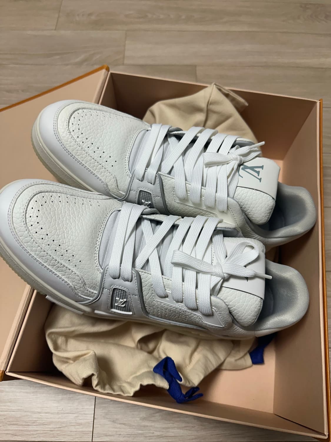 루이비통 화이트 트레이너 스니커즈 판매 상품이미지1