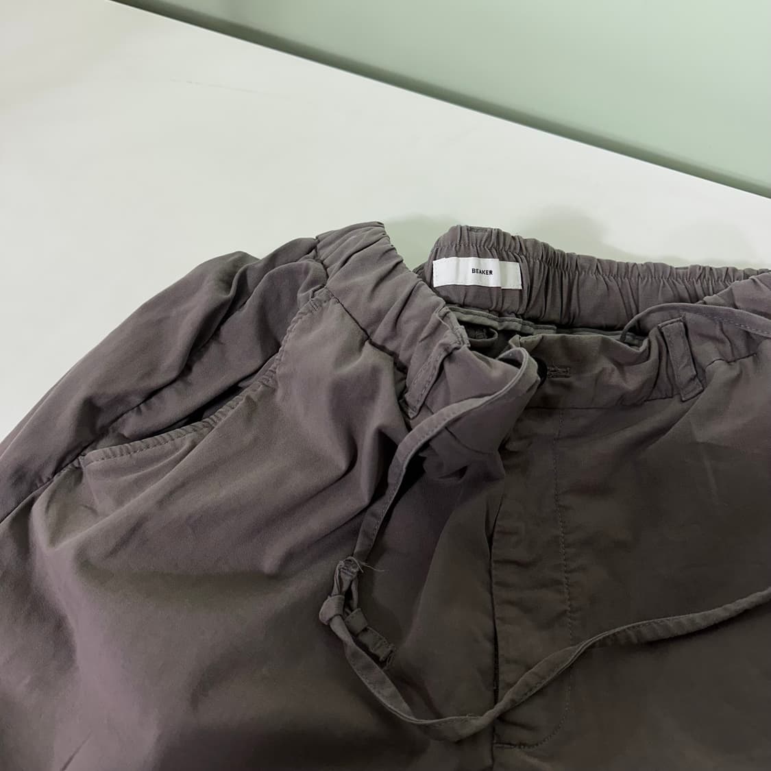 003 XL 비이커 BEAKER 루즈핏 시멘트그레이 밴딩팬츠 상품이미지1