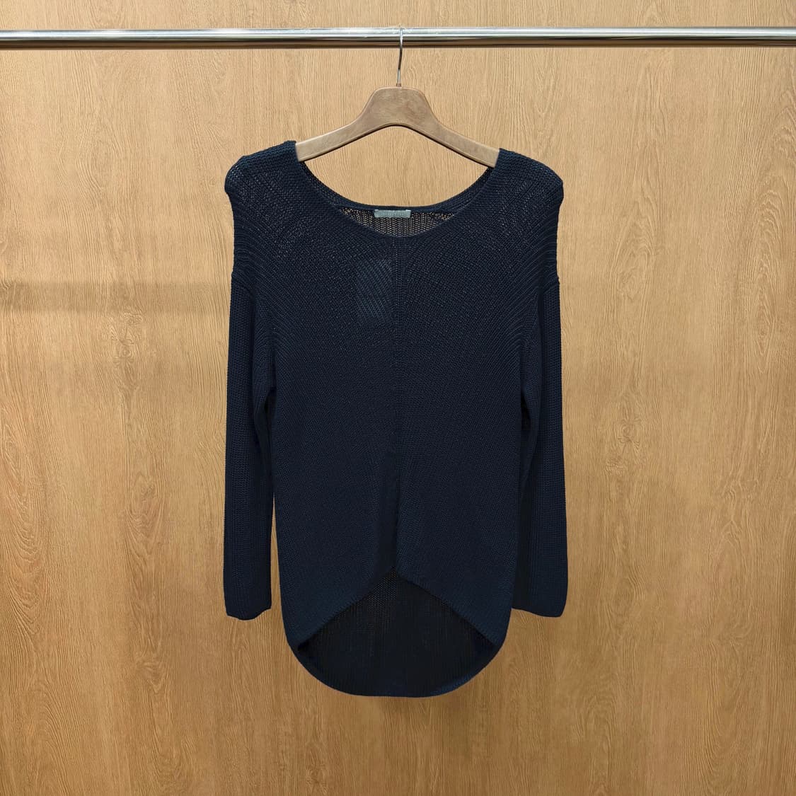 띠어리 럭스 라운드넥 긴팔 니트 하이 로우 밑단 디테일 루즈핏 블랙 상품이미지2