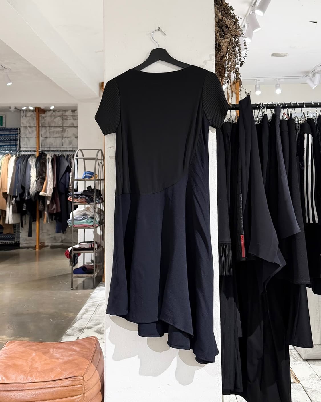 발렌시아가 블랙 언발란스 하프 슬리프 원피스 상품이미지6