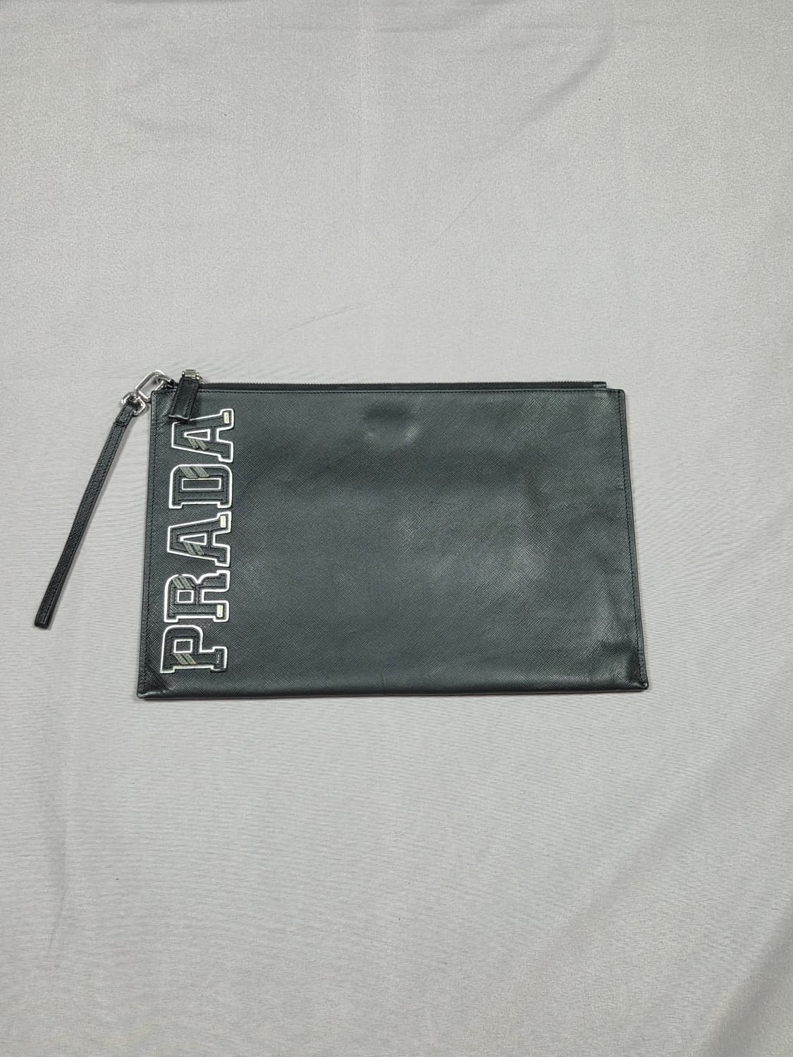 [프라다] 사피아노 바시티 아플리케 레터링 로고 클러치 | G00013 상품이미지1