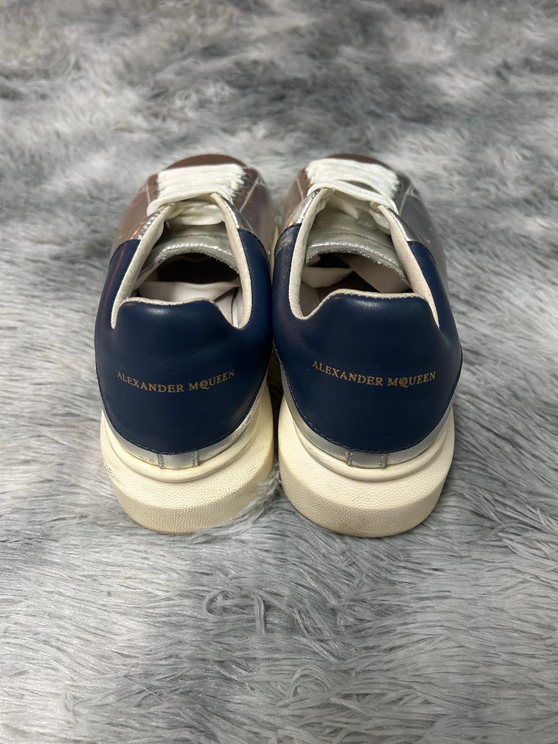 [41 size] 알렉산더 맥퀸 오버솔 스니커즈 실버/네이비 상품이미지5