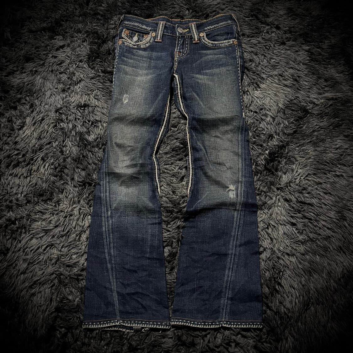 True Religion 화이트 스티치 백 포켓 디테일 부츠컷 데님팬츠 상품이미지1