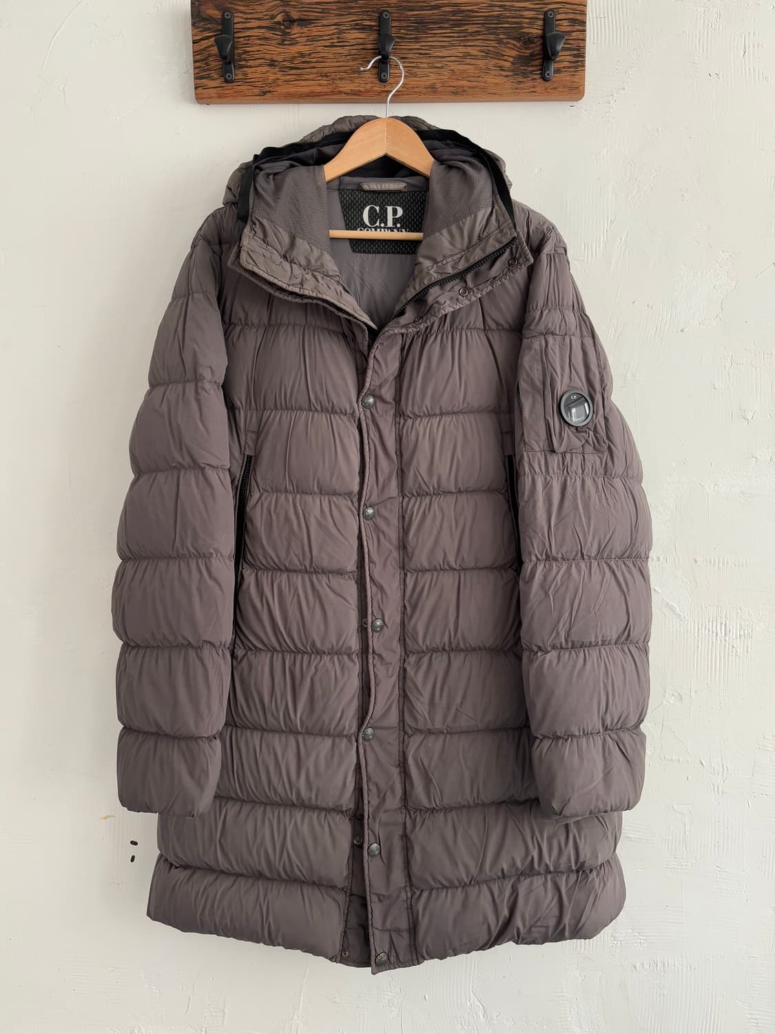 CP 컴퍼니 덕다운 와펜 롱패딩 상품이미지1