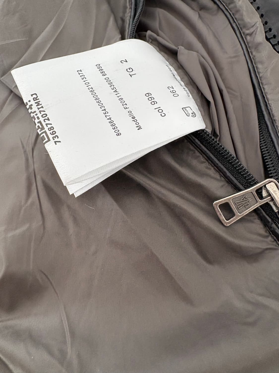 (급처)몽클레어 마야 다운 패딩 자켓 유광 블랙 2사이즈 상품이미지9