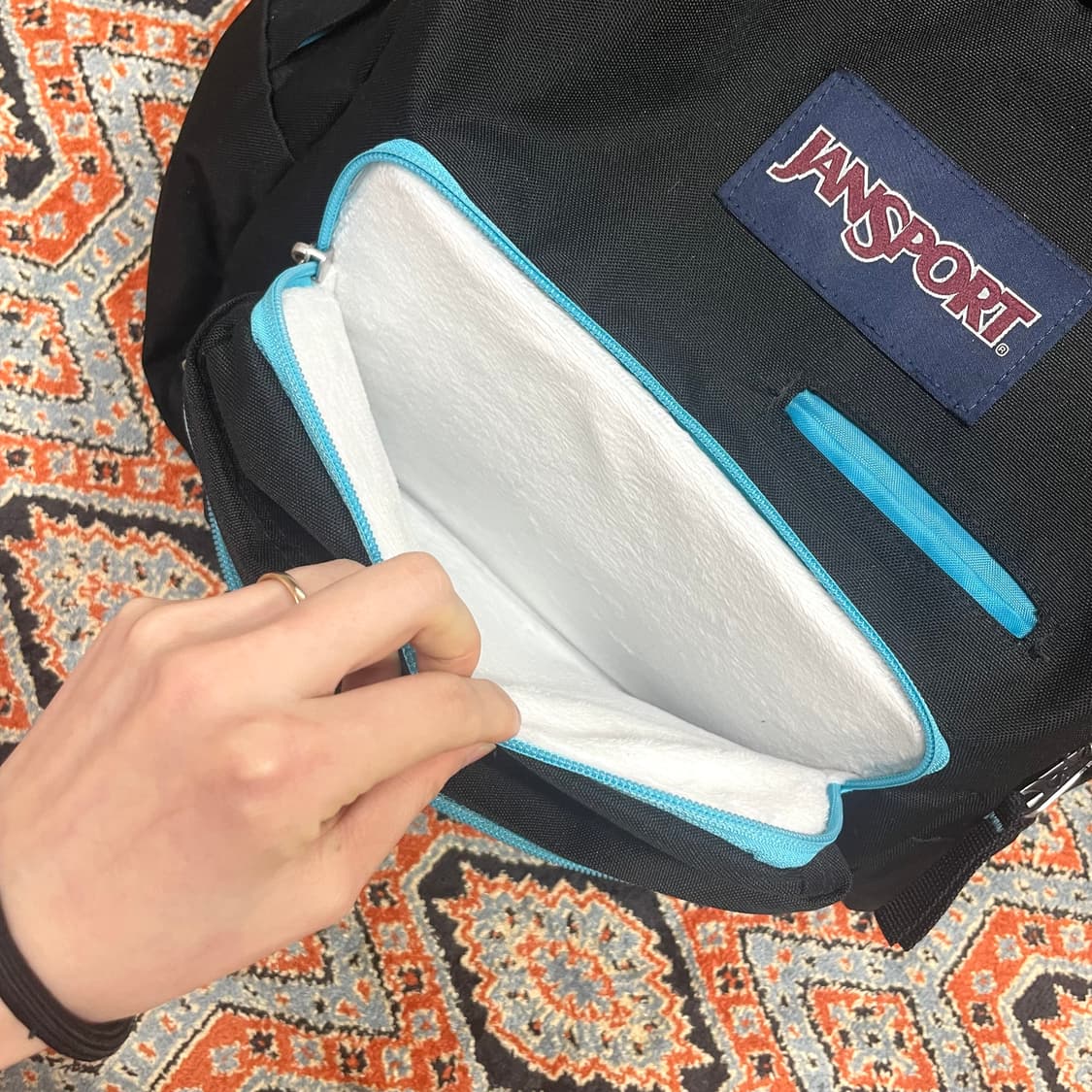 잔스포츠 블루 디테일 블랙 백팩 상품이미지4