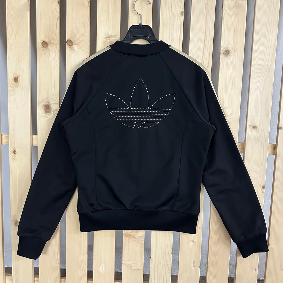 (S) 아디다스 블랙 골드 스티치 빅로고 져지 트랙탑 상품이미지2