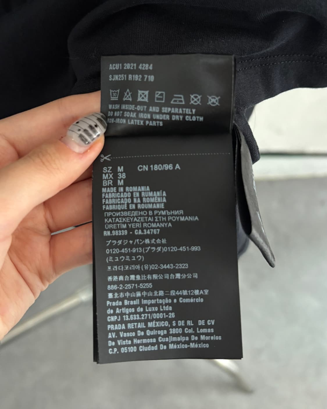 Prada 프라다 나일론 포켓로고 브이넥 티셔츠 상품이미지6