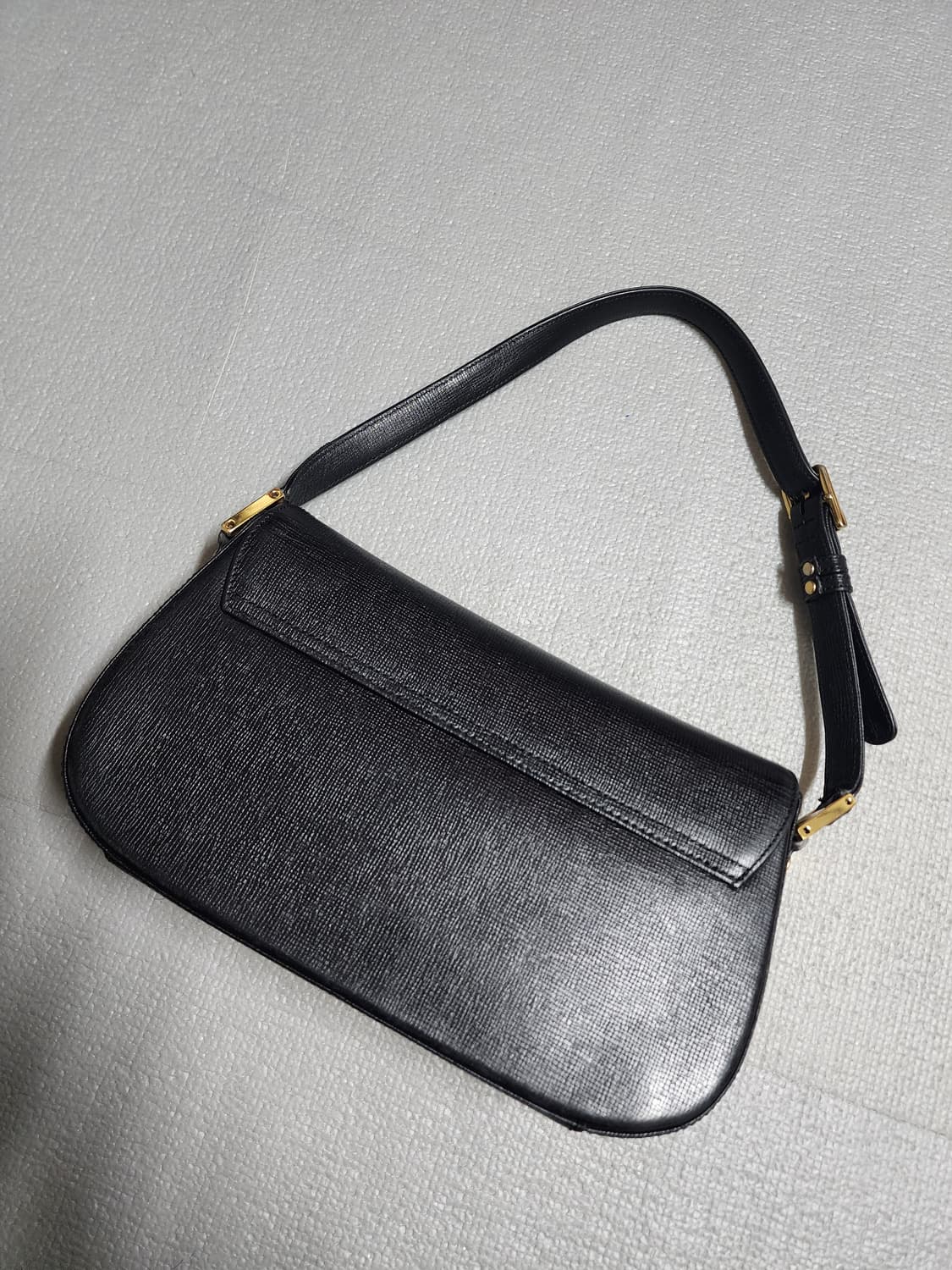 엠씨엠 MCM 클래식 레더 플랩 숄더백 상품이미지3