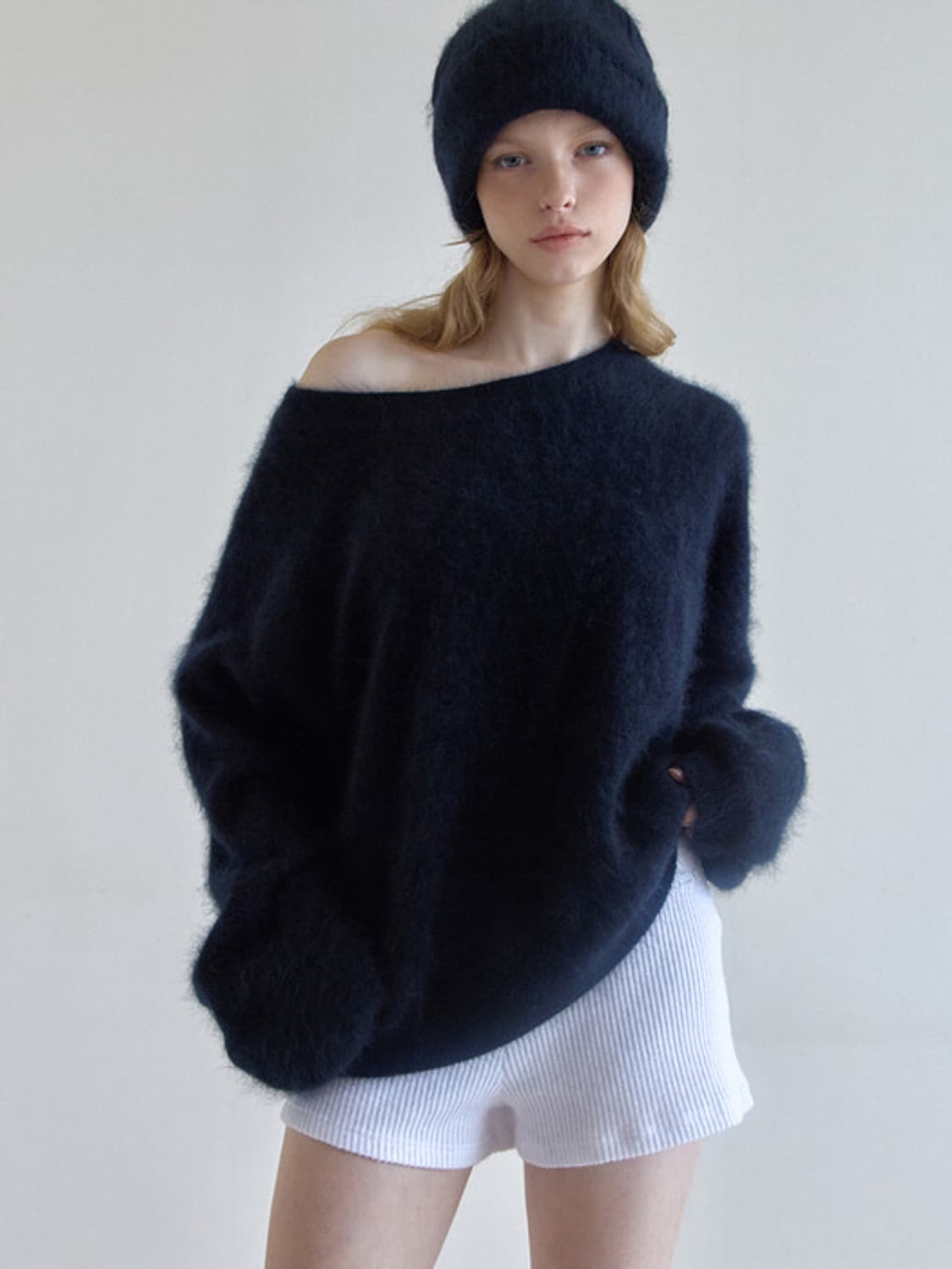 (택O) 레이지지 울100% 클라우드 오프숄더 울 니트 (블랙) 상품이미지1