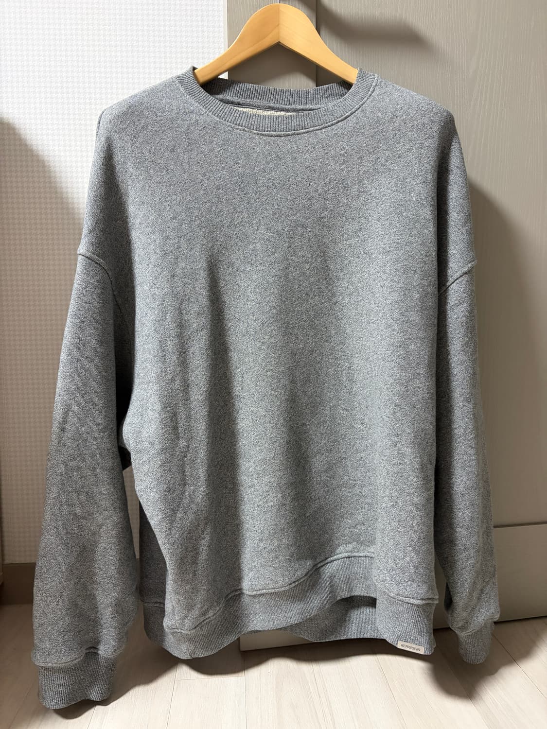 Represent 그레이 맨투맨  상품이미지1