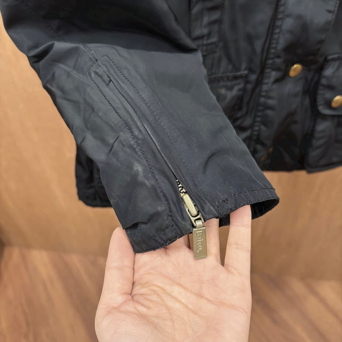 바버 하이넥 자켓 멀티 포켓 로고 자수 패치 슬리브 지퍼 디테일 블랙 상품이미지8