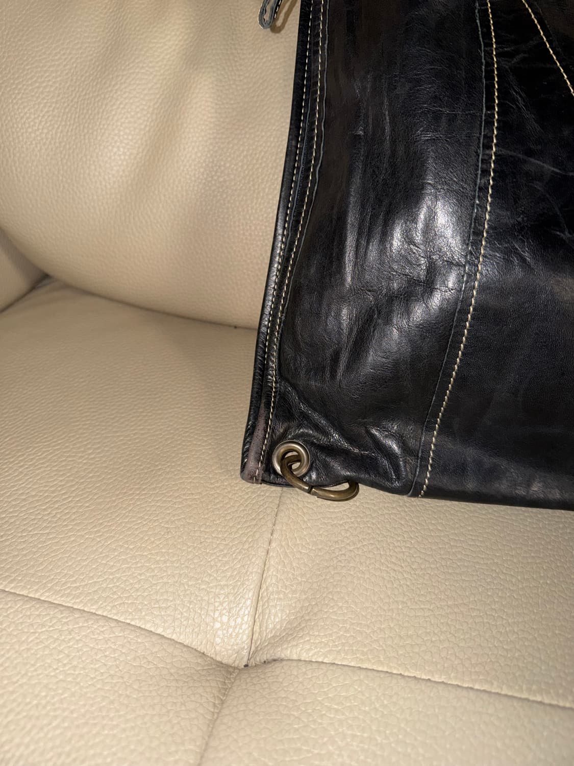 Diagonal line stitch detail leather bag 상품이미지3