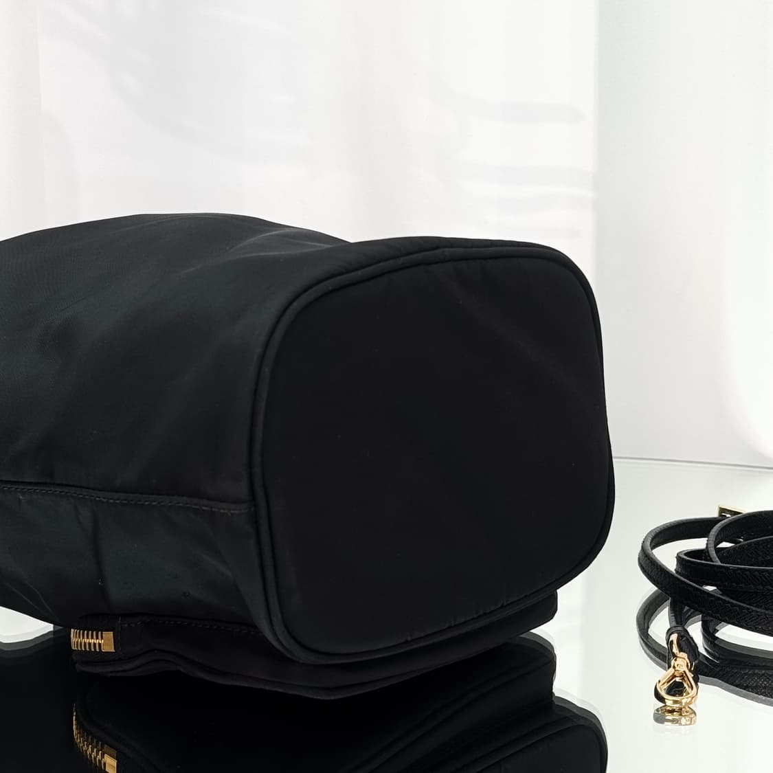 [정품] 프라다 삼각로고 리나일론 듀엣 버킷백 불략 골드 상품이미지5