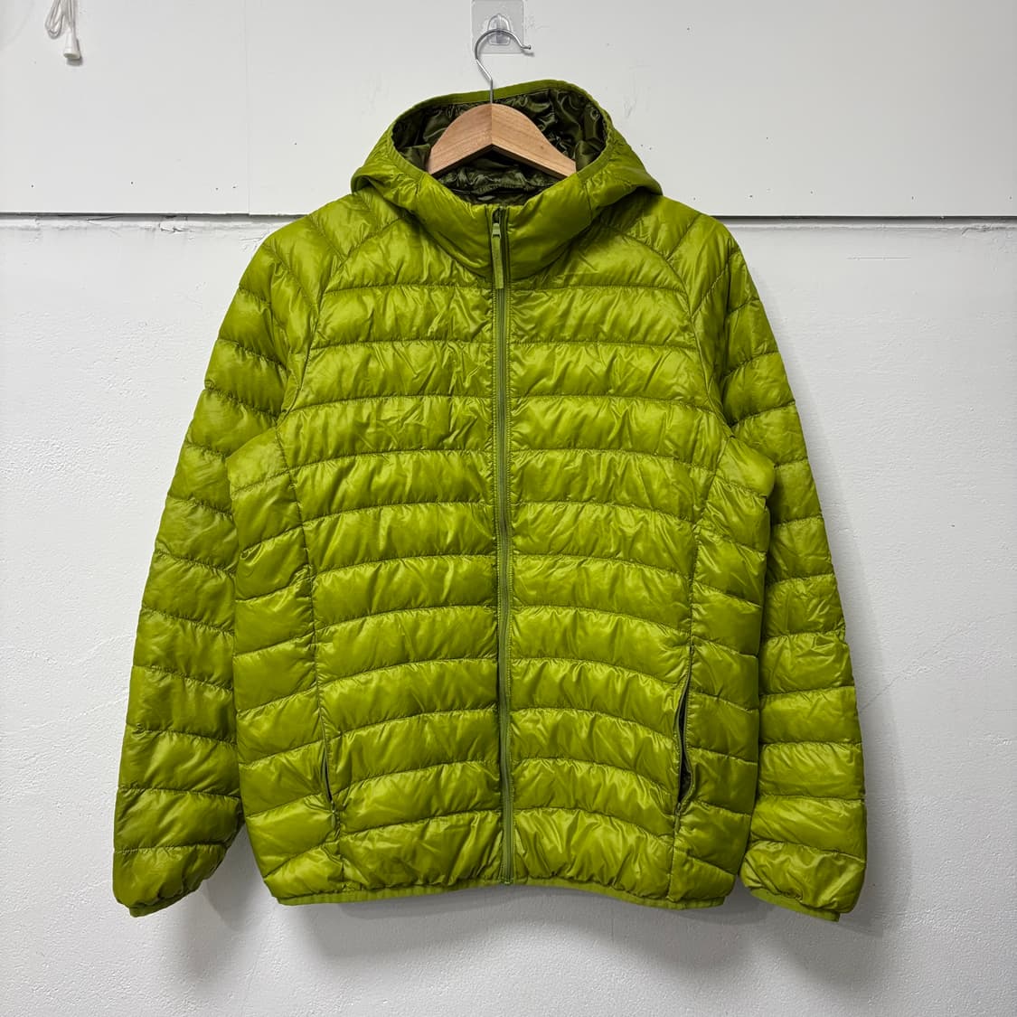 유니클로 울트라라이트 연두형광 경량패딩 상품이미지1