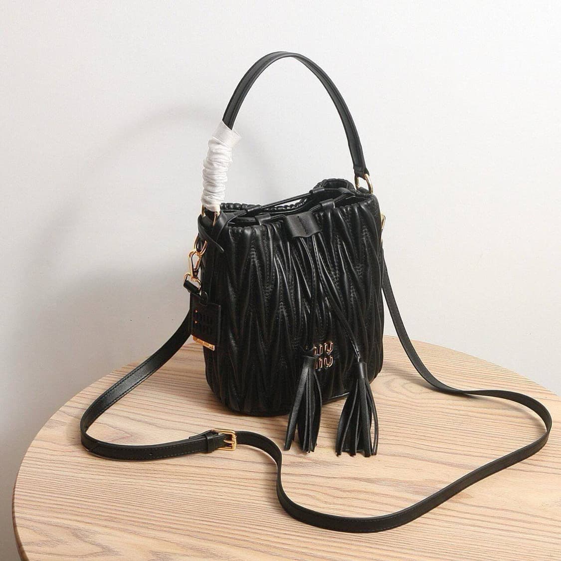 미우미우(Miu Miu) 마테라쎄 나파 가죽 버킷백 상품이미지1