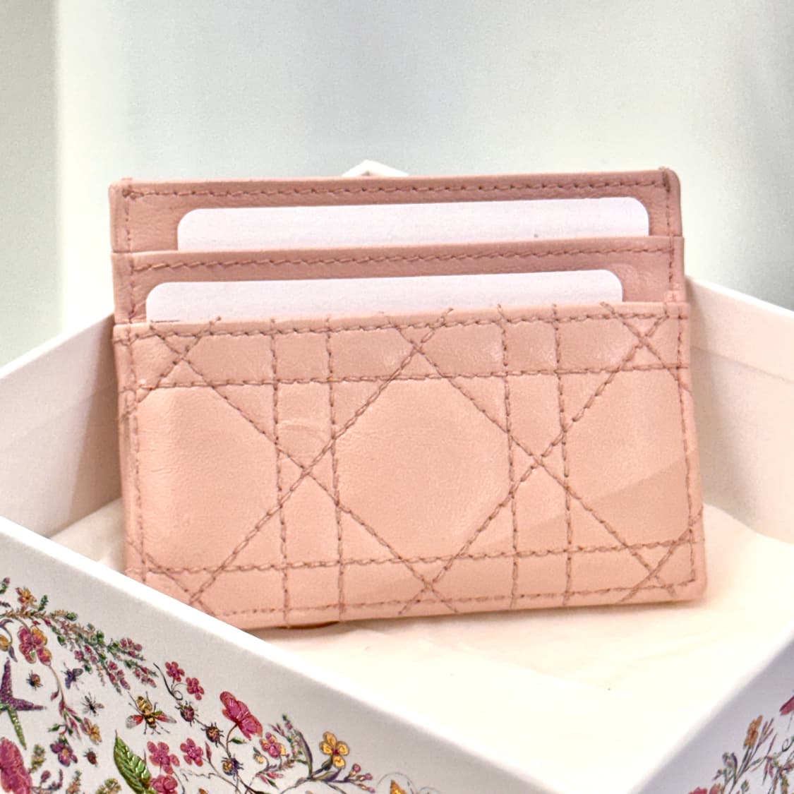 디올 까나쥬 졸리 프리지아 카드지갑  상품이미지3