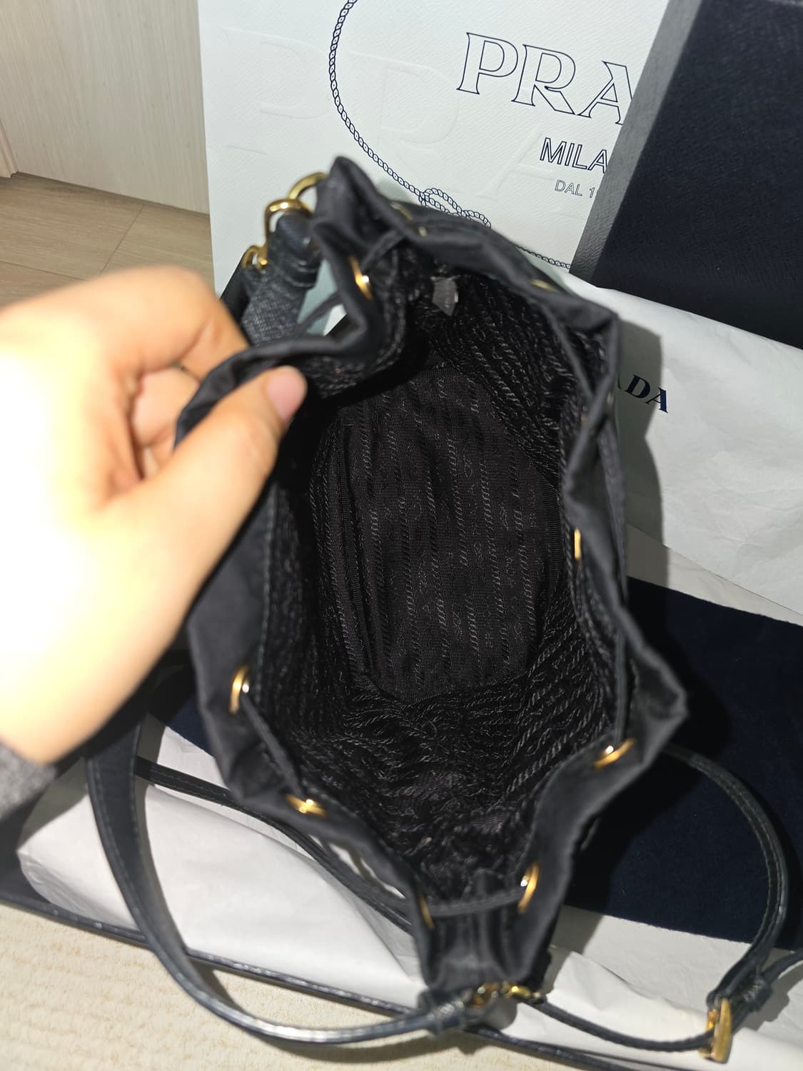 프라다 리나일론 버킷백 블랙 금장 상품이미지8