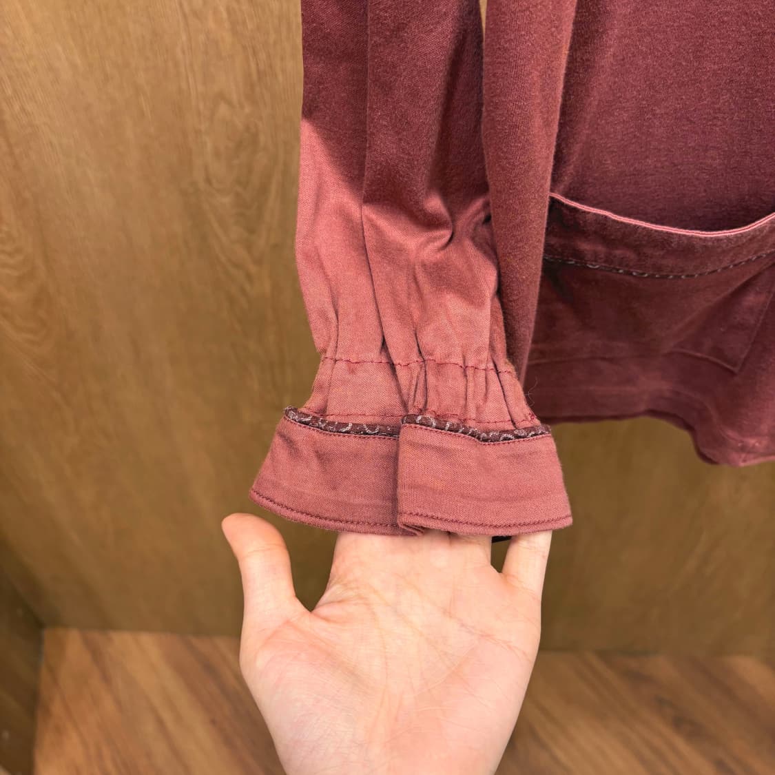 셀린느 긴팔 셔츠 포켓 로고 자수 소매 밴딩 사이드 슬릿 디테일 버건디 상품이미지8