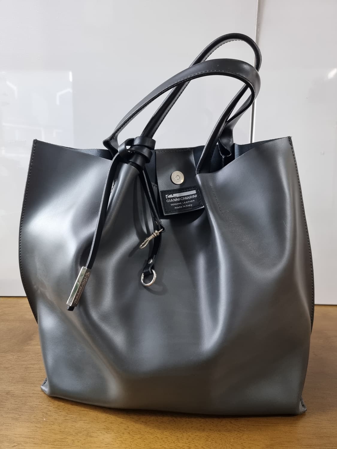 새상품)Gianni Chiarini 소가죽 토트백 블랙 상품이미지1