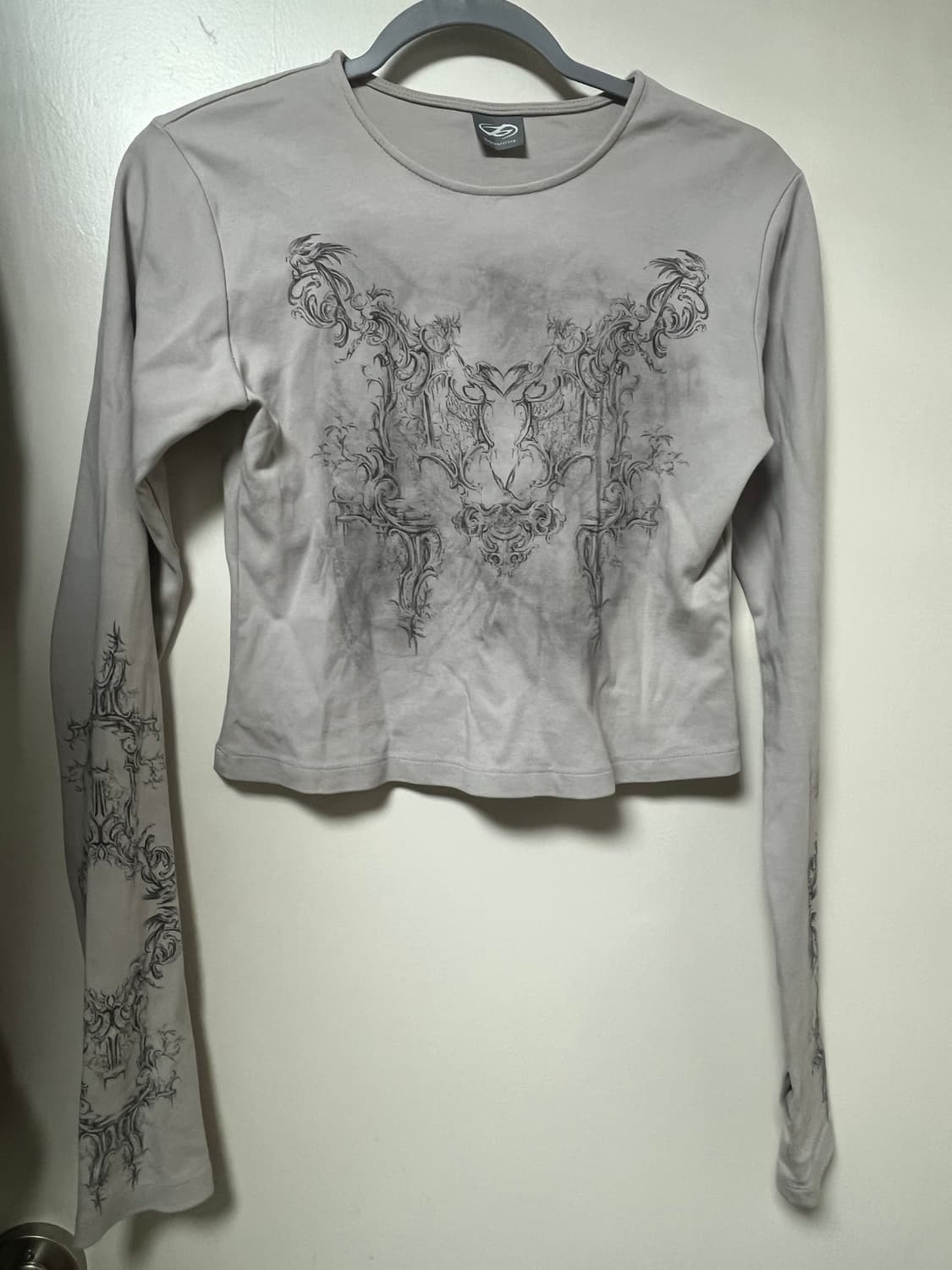 허그유어스킨 허유스 로코코 오너먼트 티 그레이 롱슬리브 오너먼츠 상품이미지4