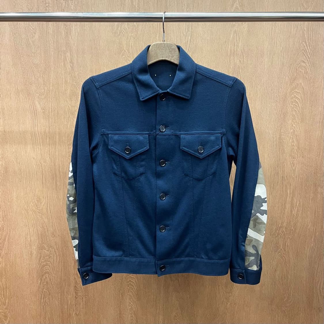 소프넷 클래식 트러커 자켓 소매 카모플라주 패치워크 배색 디테일 네이비 상품이미지2