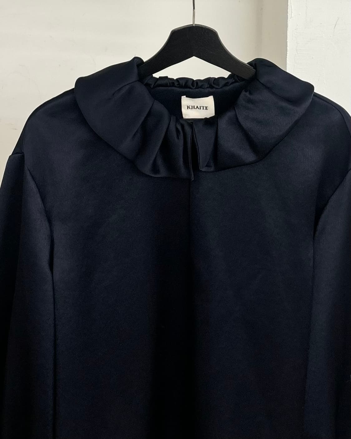 케이트 러플 하이넥 네이비 실크 블라우스 상품이미지2