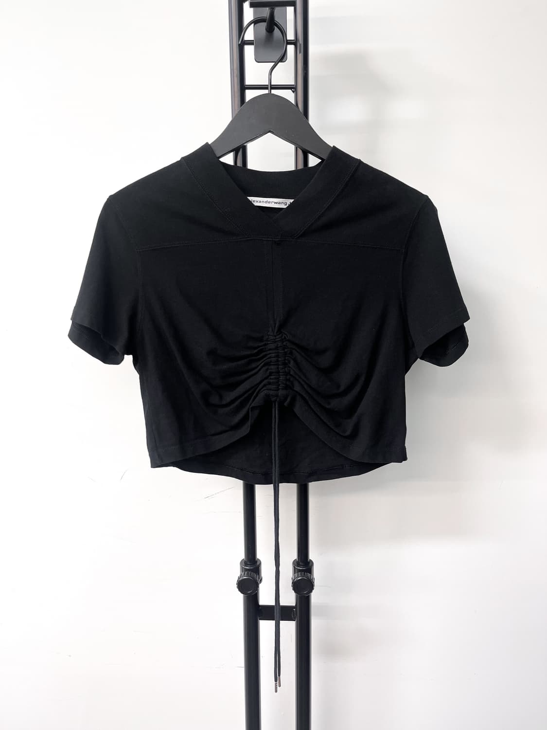 티 바이 알렉산더왕 프론트 셔링 크롭 티셔츠 상품이미지1