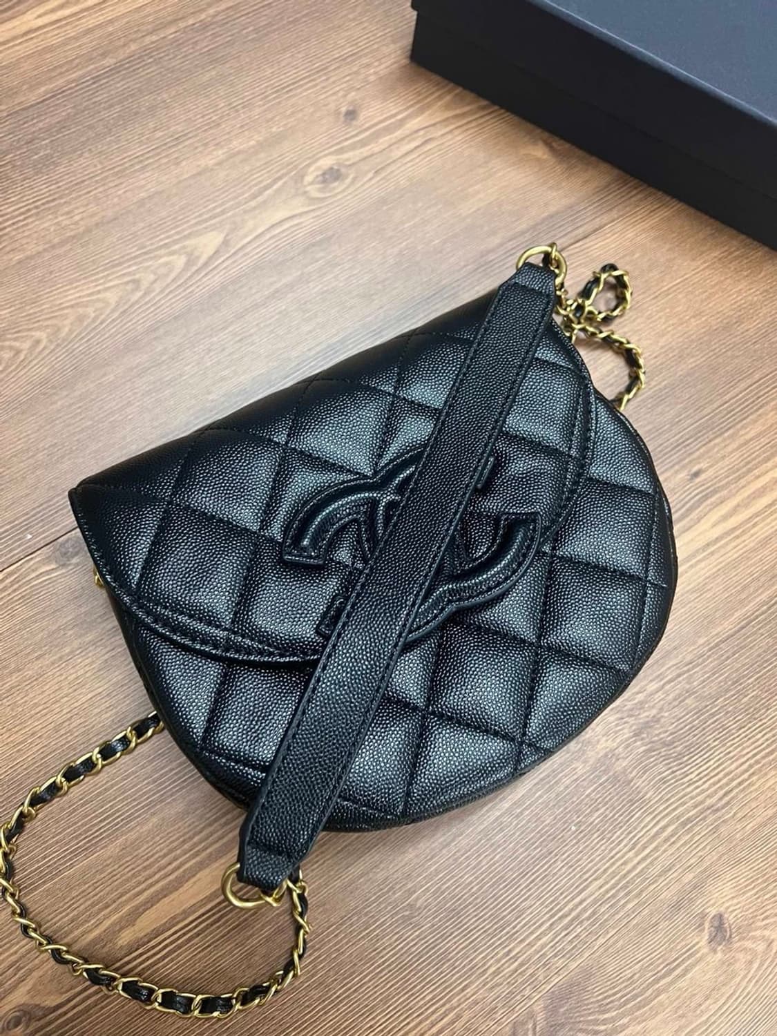 샤넬뷰티 블랙 캐비어 반달플랩백 퀄팅 숄더백 VIP 상품이미지5