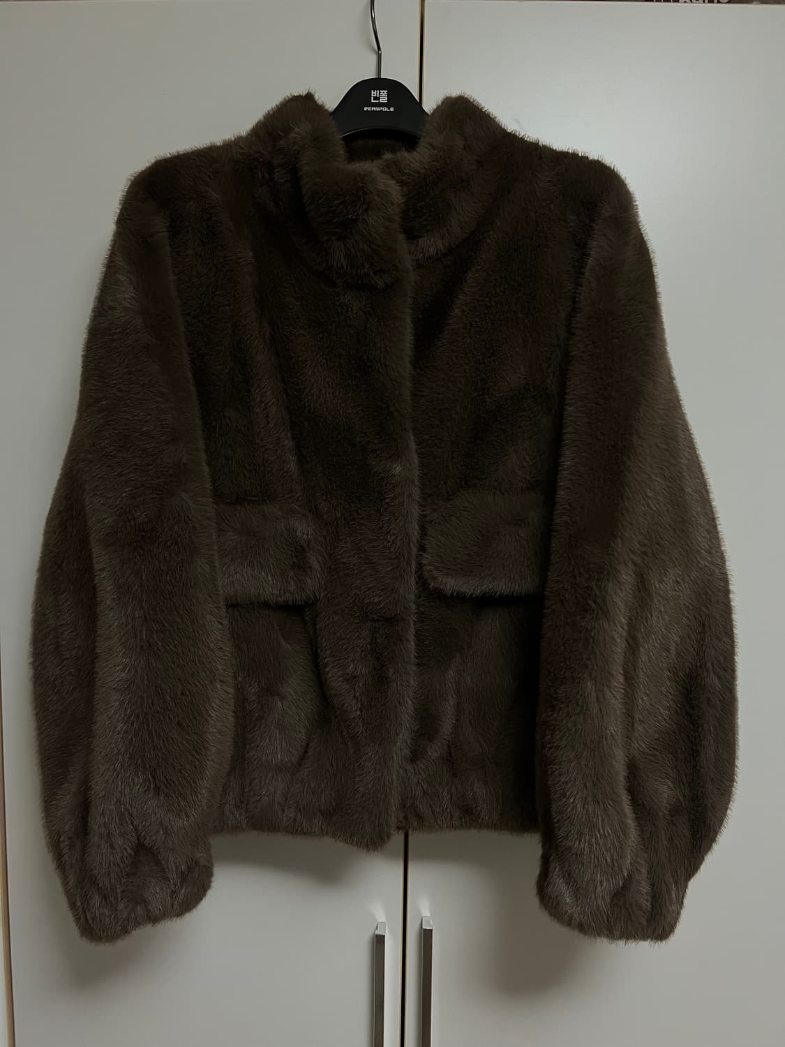 앤클라인 브라운 하이넥 밴딩 크롭 퍼자켓 상품이미지1