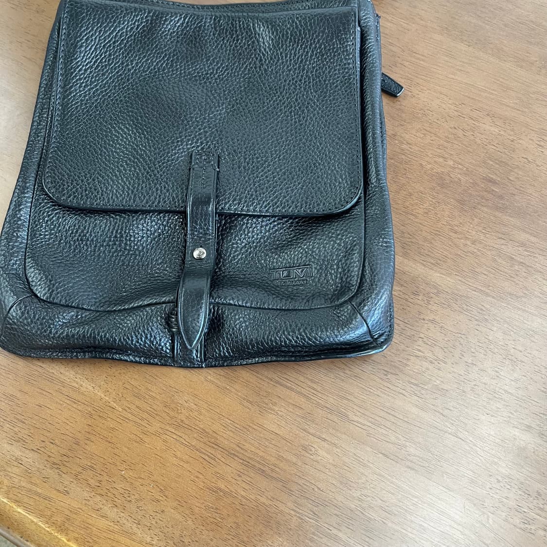 투미 레더 크로스백 상품이미지2