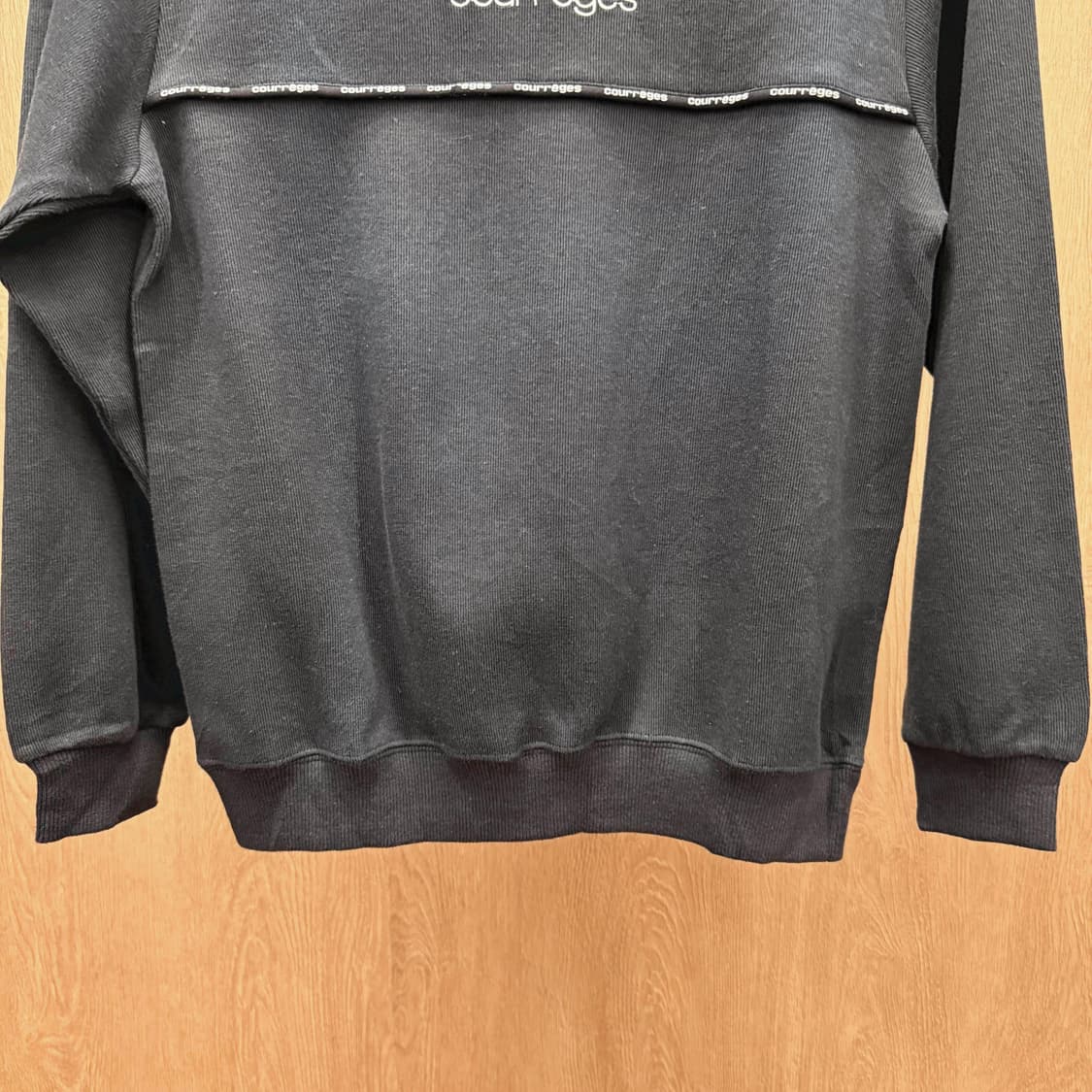 꾸레쥬 시그니처 로고 프린팅 맨투맨 스웻셔츠 배색 라인 블랙 상품이미지5