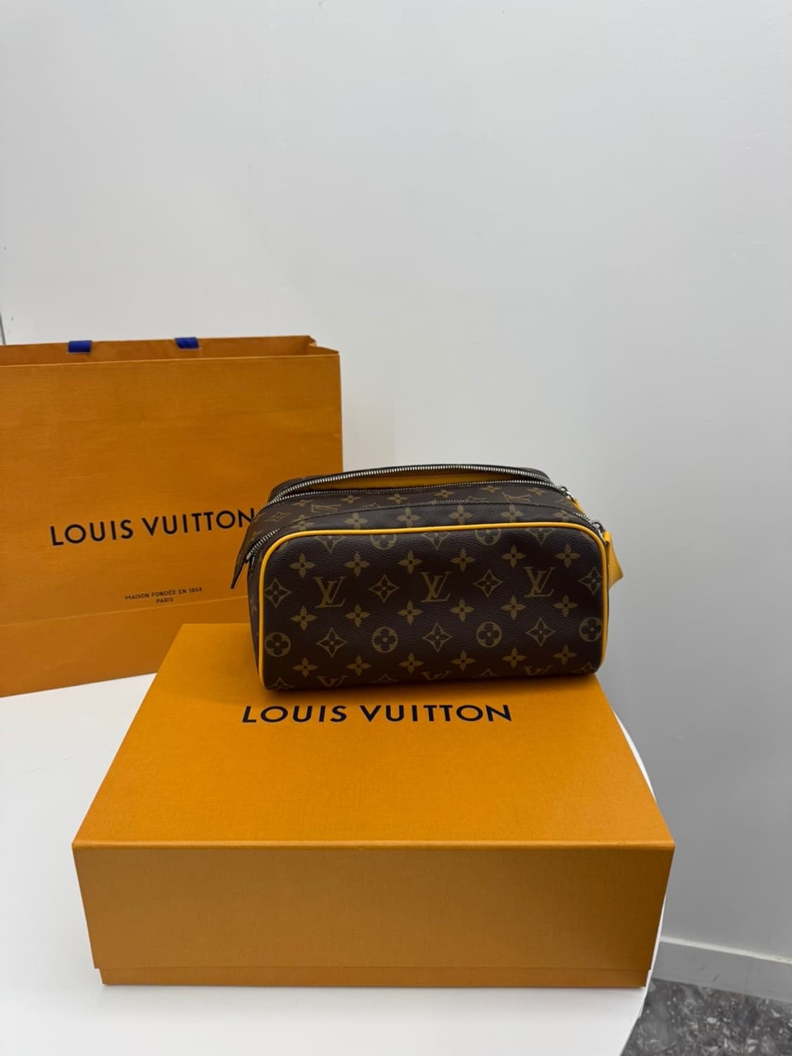 [백화점] 루이비통 돕 키트 토일렛 파우치 사프란 옐로우  상품이미지1