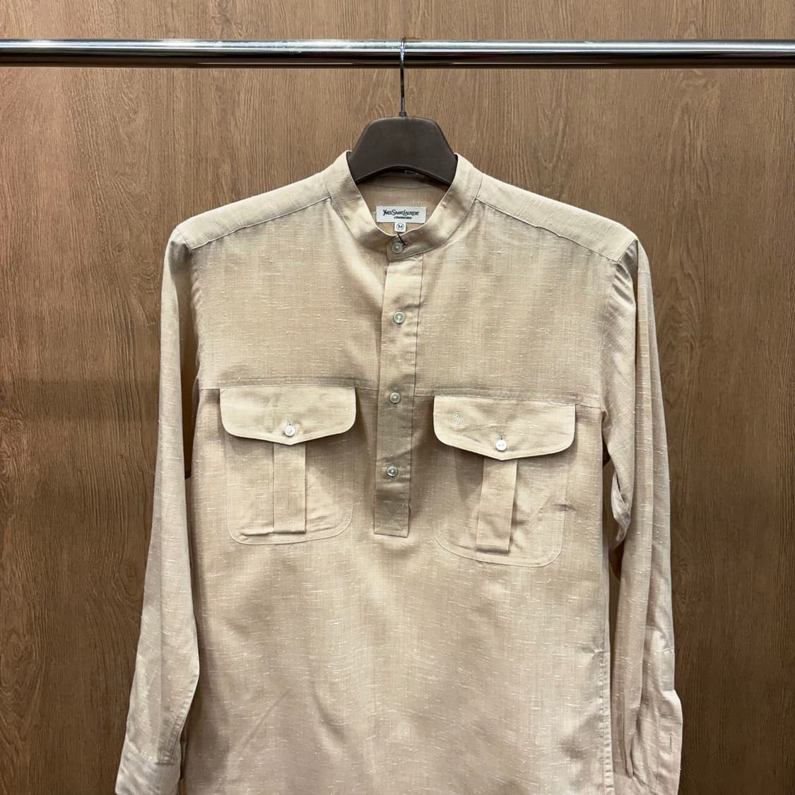 입생로랑 긴팔 셔츠 프론트 하프 버튼 밴드 카라 플랩 포켓 디테일 베이지 상품이미지4