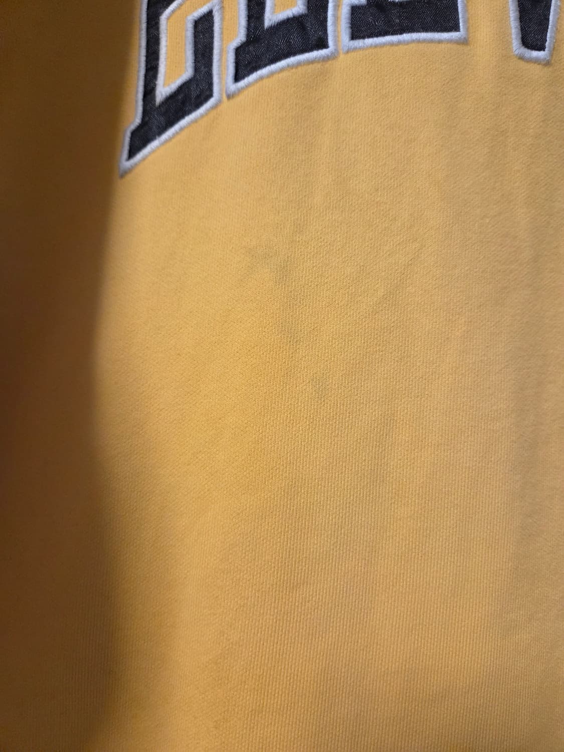 리바이스 X 기묘한이야기 ELEVEN 옐로우 맨투맨 티셔츠 상품이미지4