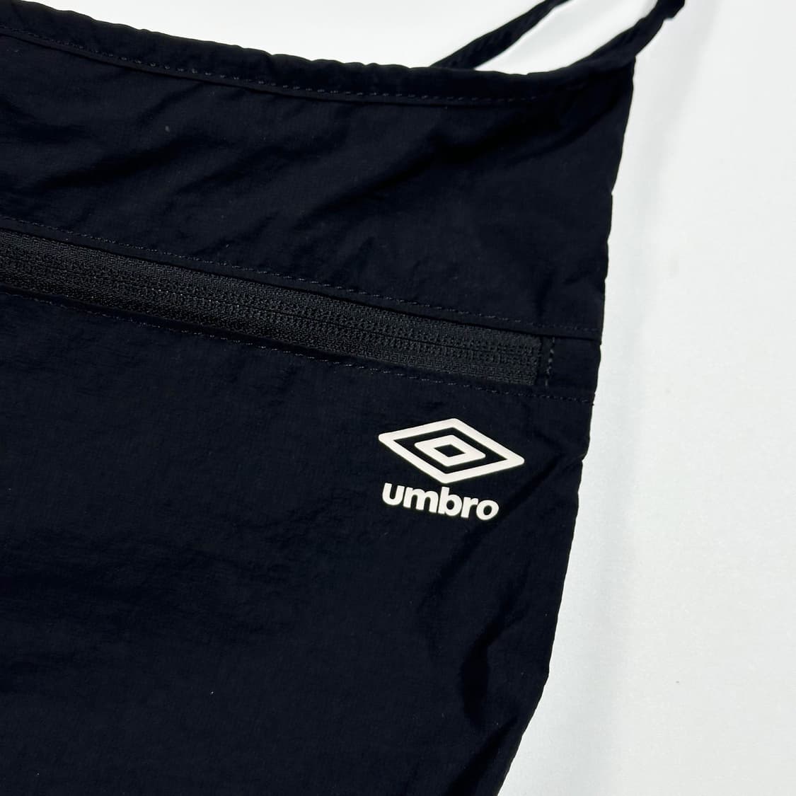 엄브로 다이아 로고 블랙 미니백 가방 상품이미지3