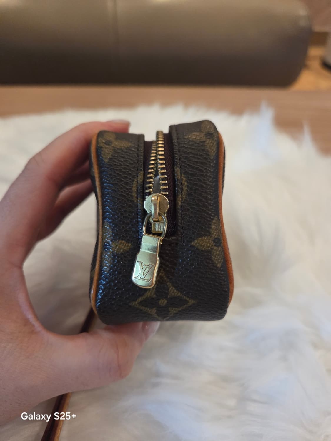 루이비통 모노그램 미니 파우치 with 스트랩 상품이미지4