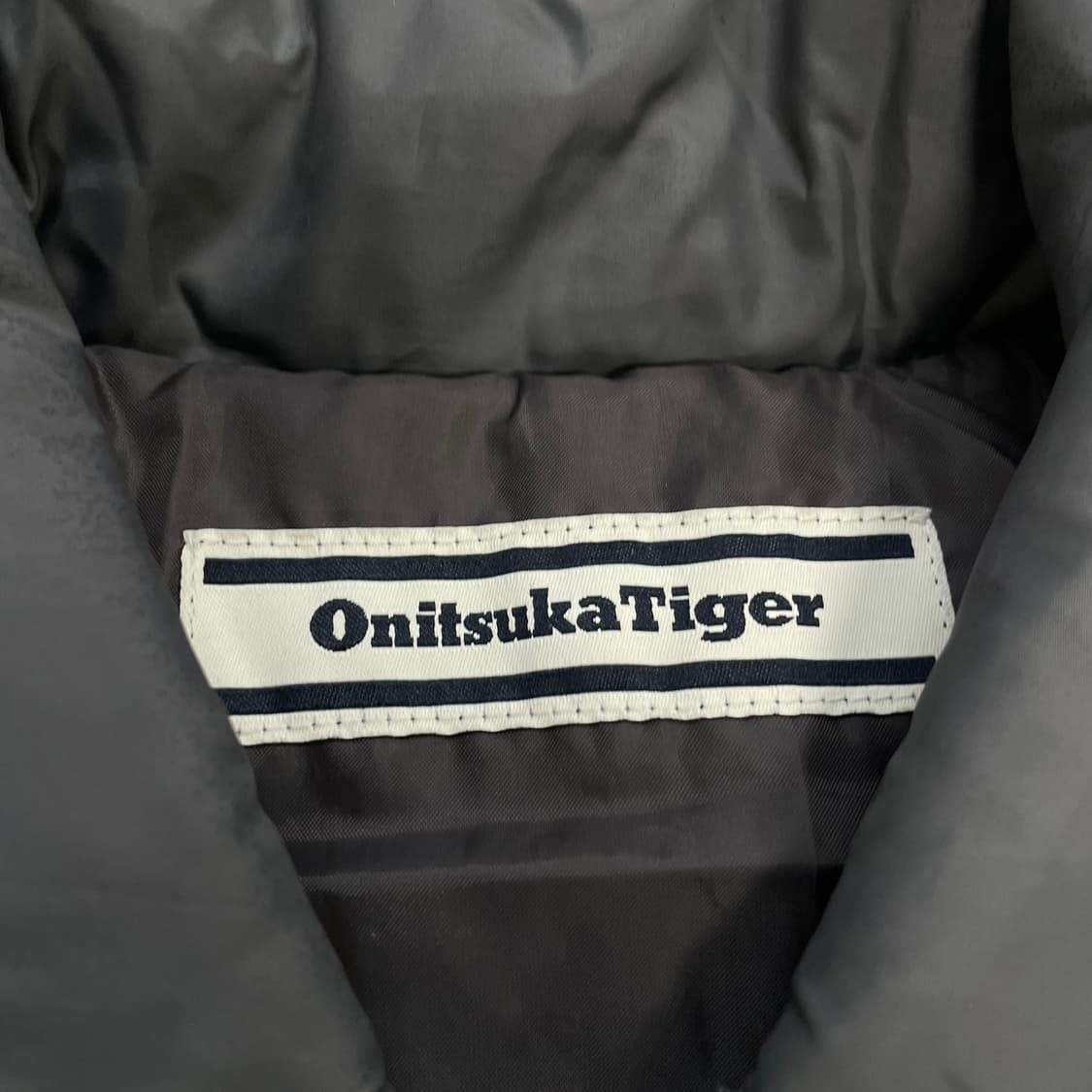 오니츠카타이거 자수 로고 퀄티드 경량 패딩 자켓 그레이 상품이미지3