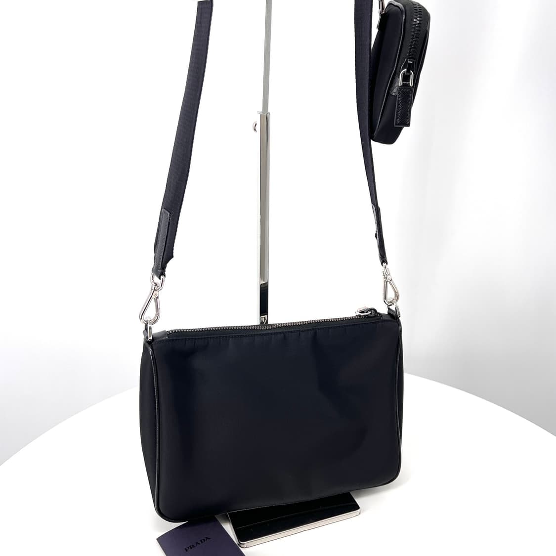 프라다 삼각로고 리나일론 사피아노 크로스백 블랙 (2VH113) 상품이미지4