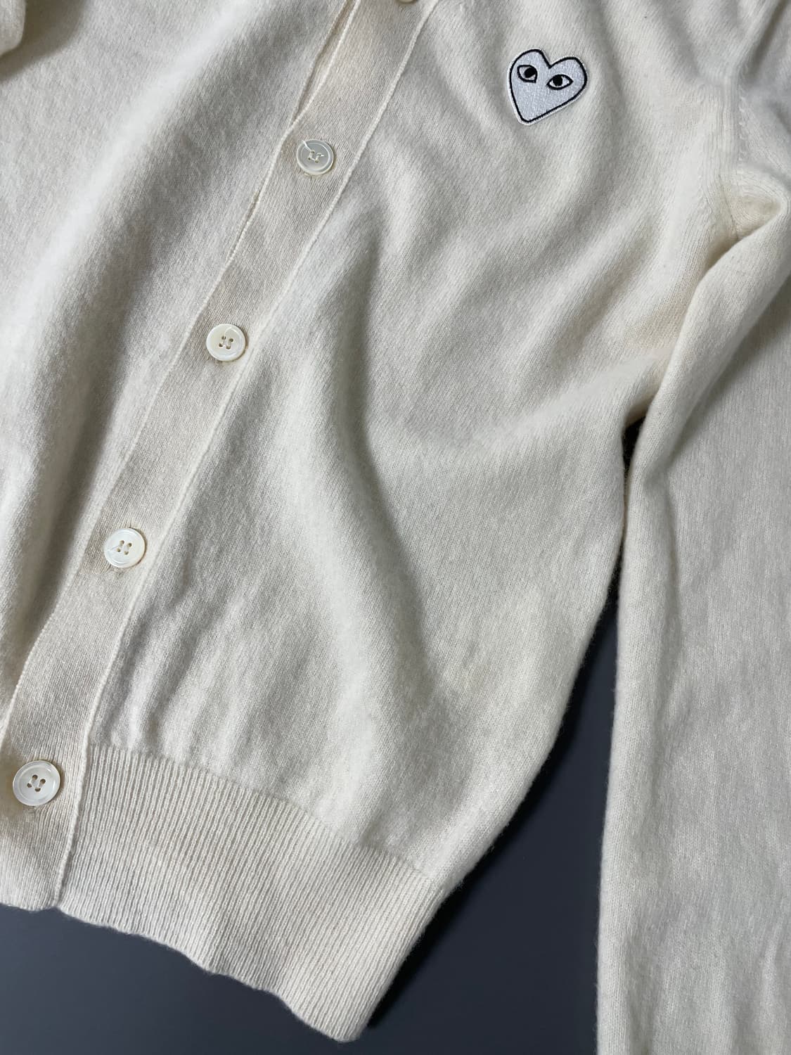 [S] 꼼데가르송 화이트와펜 울 가디건 상품이미지6