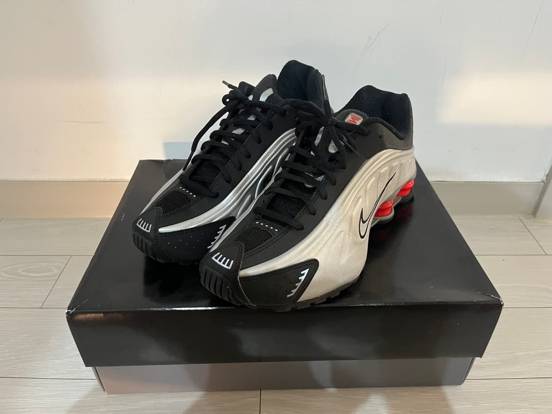 나이키 샥스 R4 메탈릭 실버 레드 상품이미지1