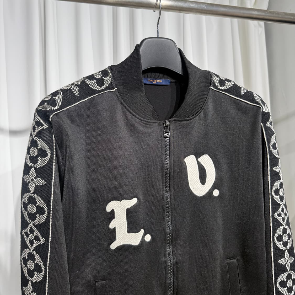 (M) 루이비통 LV로고 플라워 모노그램 트랙 자켓 상품이미지2