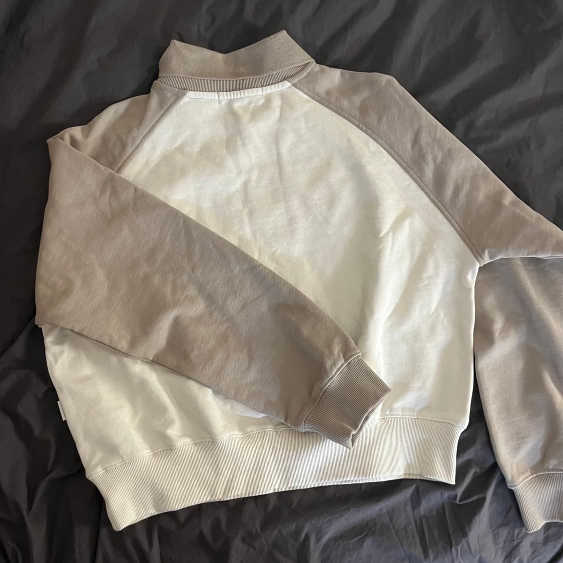 오디너리 홀리데이 레글런 카라 오버핏 맨투맨 (미착용) 상품이미지2