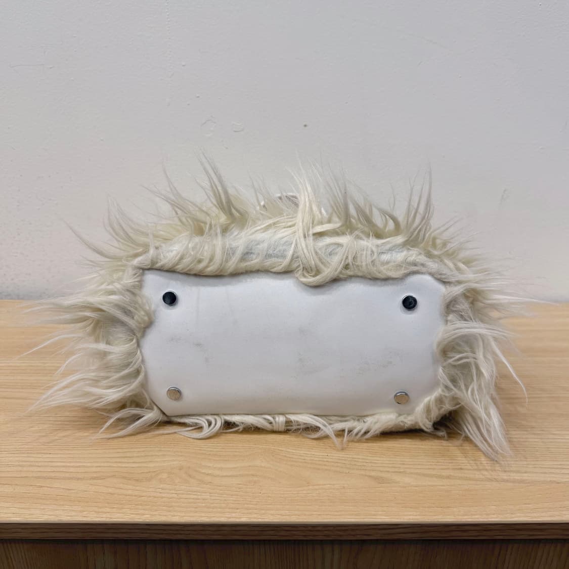 디젤 미니 토트 숄더백 퍼 텍스처 더블핸들 지퍼 디테일 아이보리 상품이미지4